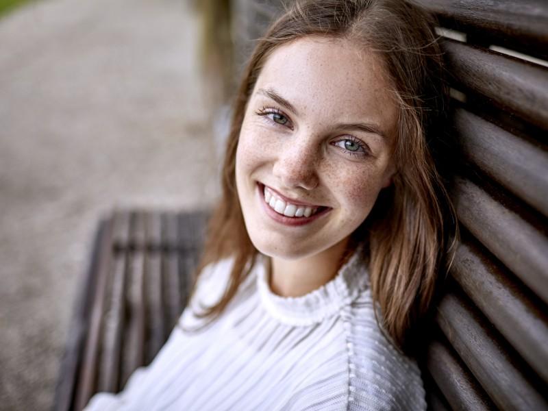 uśmiechnięta dziewczyna, białe zęby