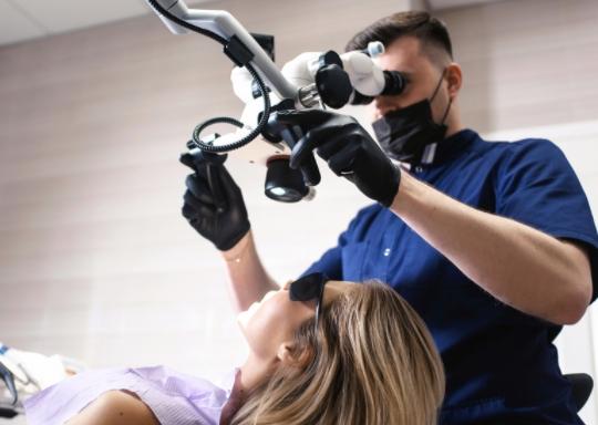 Leczenie stomatologiczne pod&nbsp;mikroskopem