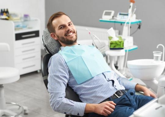 Pan na&nbsp;fotelu stomatologicznym