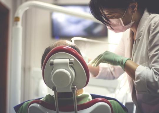 Leczenie endodontyczne pod&nbsp;mikroskopem