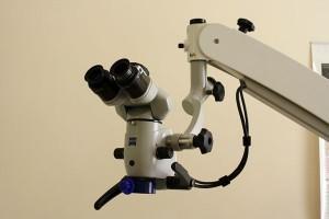 leczenie stomatologiczne pod&nbsp;mikroskopem