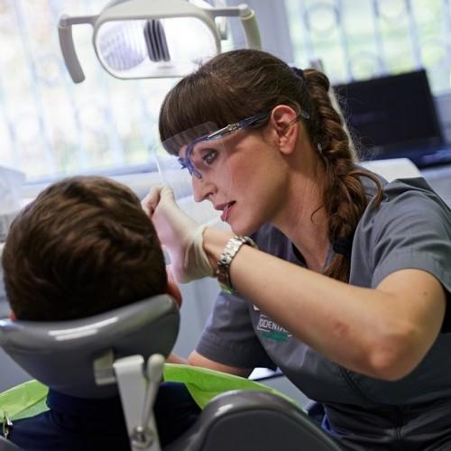 pacjent na fotelu z panią doktor