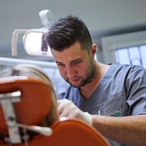 pan dentysta oglądający uzębienie