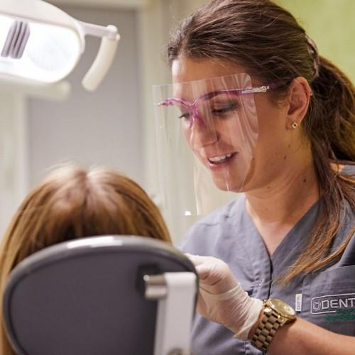 pani dentystka stojąca nad pacjentem