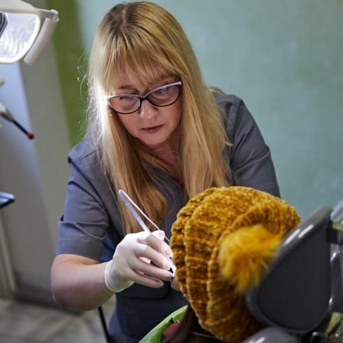 pani dentystka z pacjentem na fotelu