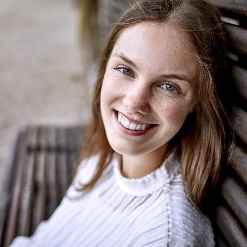 uśmiechnięta pacjentka białe zęby