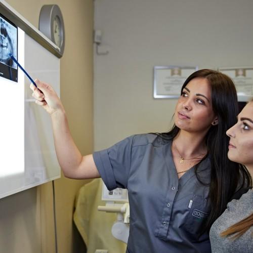 oglądanie zdjęcia uzębienia na monitorze